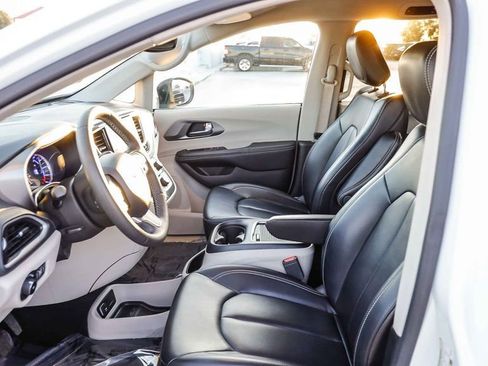 Used 2023 Chrysler Pacifica Touring-L image 21