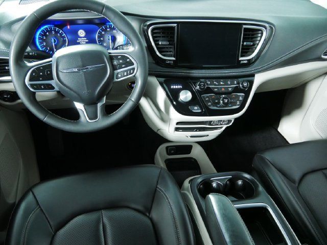Certified 2023 Chrysler Pacifica Touring-L w/ Uconnect Theater Family Group AWD/4WD image 4