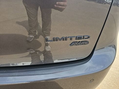 Used 2021 Chrysler Pacifica Limited w/ Uconnect Theater Family Group image 6