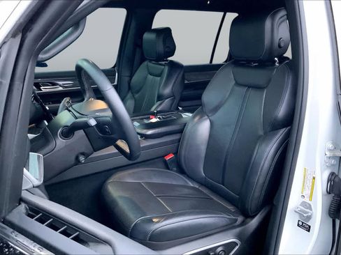Used 2022 Jeep Wagoneer Series III w/ Premium Group I AWD/4WD image 8