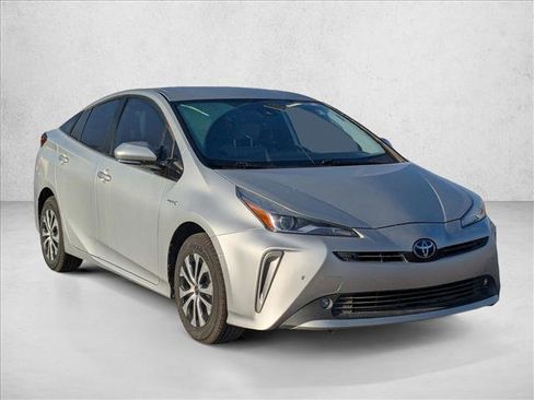 Used 2020 Toyota Prius LE image 3