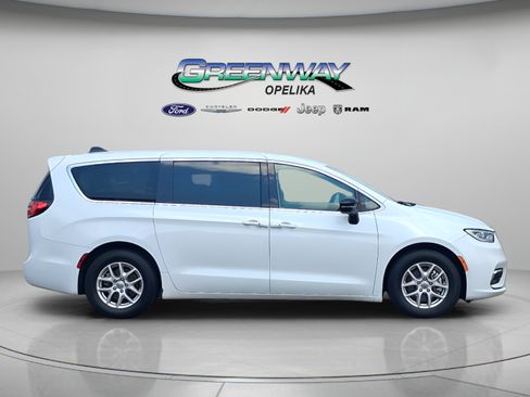 Used 2024 Chrysler Pacifica Touring-L FWD image 8