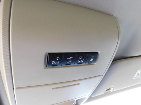 Used 2014 Chrysler Town & Country Touring image 29