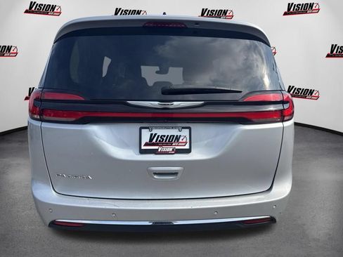 Used 2024 Chrysler Pacifica Touring-L FWD image 6