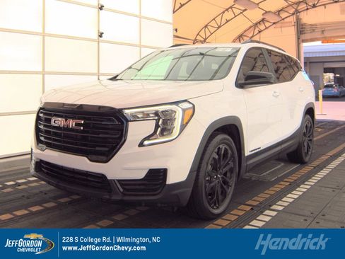 Used 2022 GMC Terrain SLE w/ Elevation Edition image 1