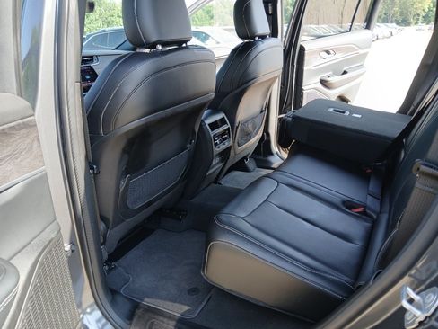 Used 2025 Jeep Grand Cherokee Limited AWD/4WD image 19