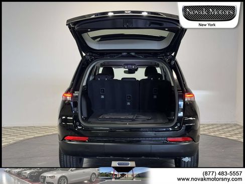 Used 2023 Jeep Grand Cherokee Limited w/ Black Appearance Package AWD/4WD image 11