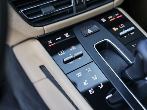 Certified 2024 Porsche Macan AWD/4WD image 23