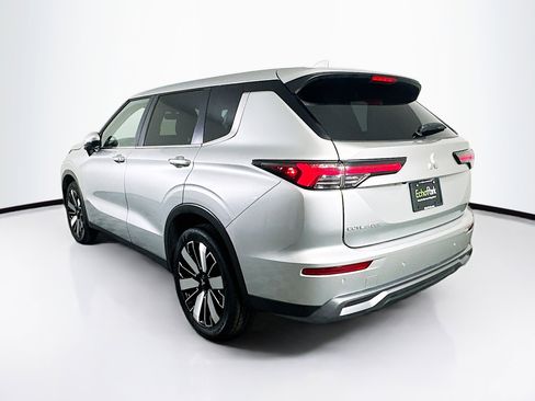 Used 2025 Mitsubishi Outlander SE image 5