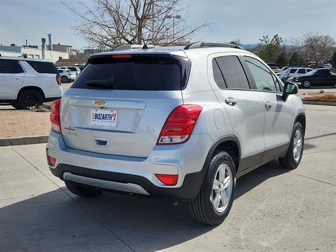 Used 2022 Chevrolet Trax LT w/ LT Convenience Package image 3