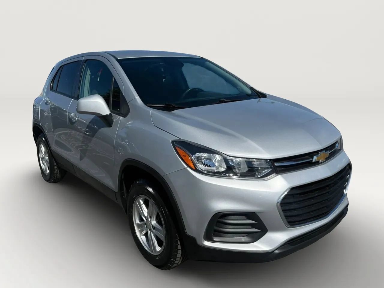 Used 2022 Chevrolet Trax LS w/ Tint and Cruise Package AWD/4WD image 1
