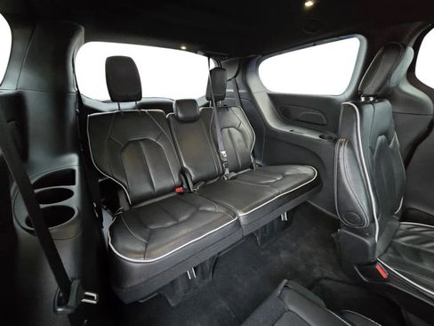 Used 2025 Chrysler Pacifica Limited image 29