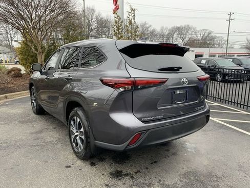 Used 2024 Toyota Highlander XLE image 6