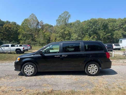 Used 2019 Dodge Grand Caravan SE w/ UConnect Hands-Free Group FWD image 5