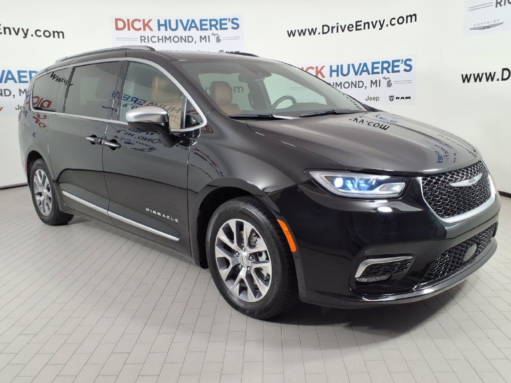 Used 2024 Chrysler Pacifica Pinnacle FWD image 3