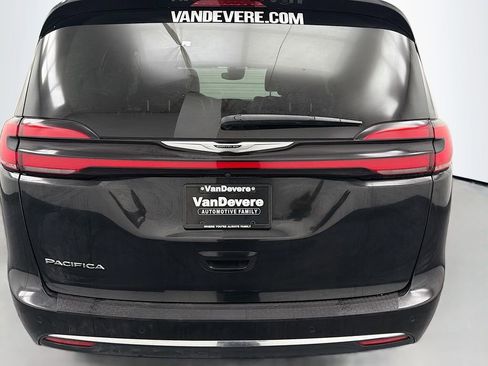 Used 2023 Chrysler Pacifica Touring-L image 6