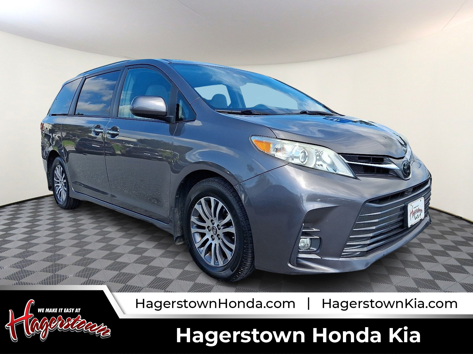 Used 2018 Toyota Sienna XLE w/ XLE Navigation Package FWD image 1
