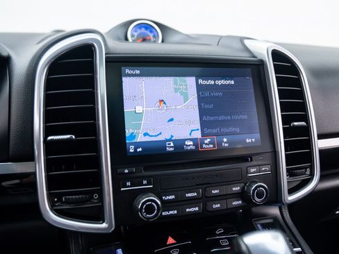 Certified 2017 Porsche Cayenne Platinum Edition image 22