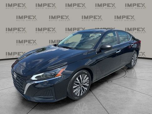 Used 2024 Nissan Altima 2.5 SV image 1