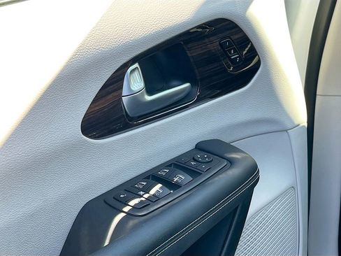 Used 2024 Chrysler Pacifica Limited w/ Trailer Tow Group image 18