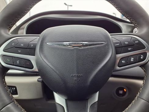 Used 2024 Chrysler Pacifica Touring-L image 16