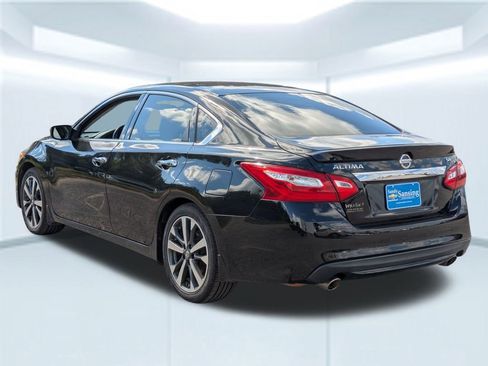 Used 2016 Nissan Altima 2.5 SR w/ LED Appearance Package image 4