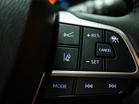 Used 2025 Toyota Sienna XLE FWD image 21