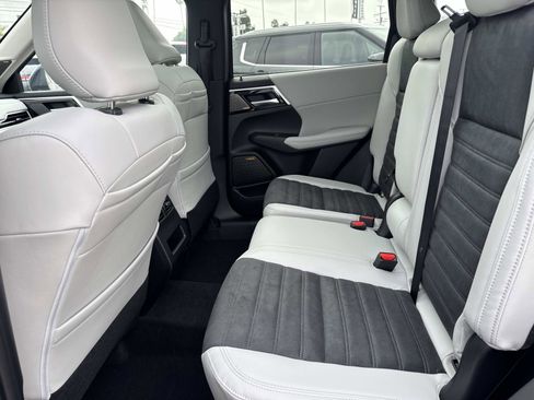 New 2025 Mitsubishi Outlander SE image 13