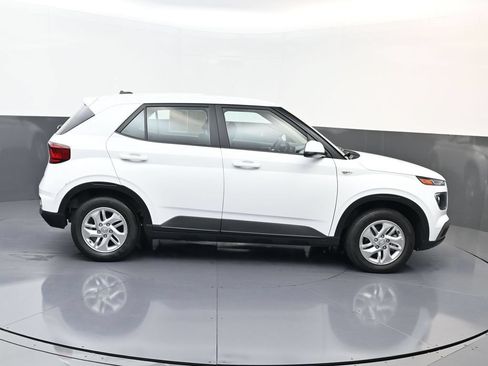Certified 2026 Hyundai Venue SE FWD image 3