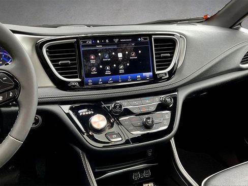 Used 2022 Chrysler Pacifica Limited w/ Uconnect Theater Family Group image 9