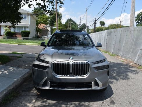 Used 2025 BMW X7 xDrive40i AWD/4WD image 3
