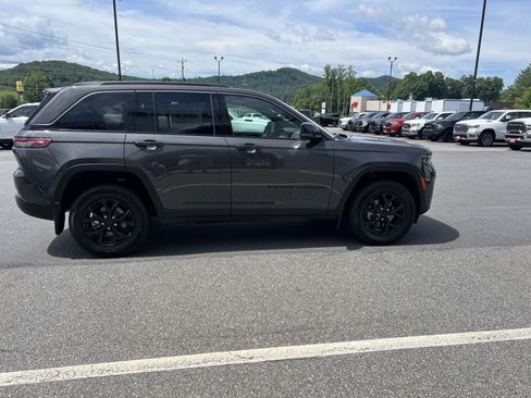 Used 2026 Jeep Grand Cherokee Altitude AWD/4WD image 4