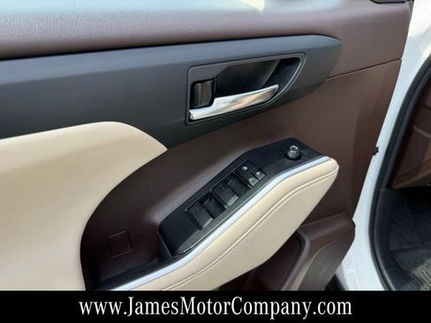 Used 2021 Toyota Highlander XLE AWD/4WD image 14