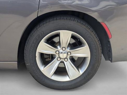 Used 2015 Dodge Charger SE w/ Sport Appearance Group image 16