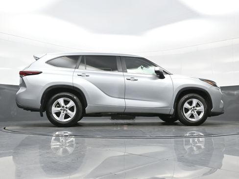 Used 2024 Toyota Highlander LE AWD/4WD image 33