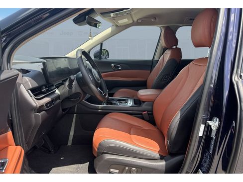 Used 2025 Kia Carnival EX FWD image 14