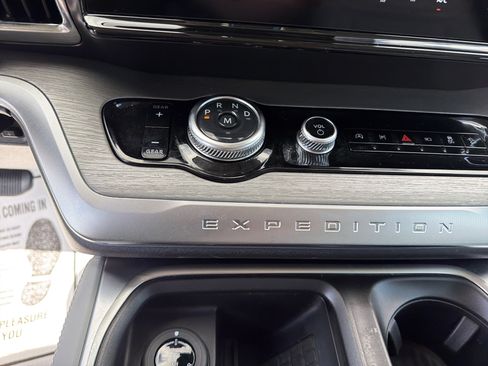 Used 2025 Ford Expedition Max Platinum w/ Driver's Package AWD/4WD image 23