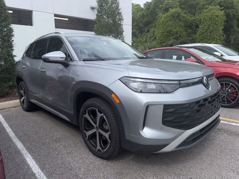 Used 2025 Volkswagen Tiguan SE image 3