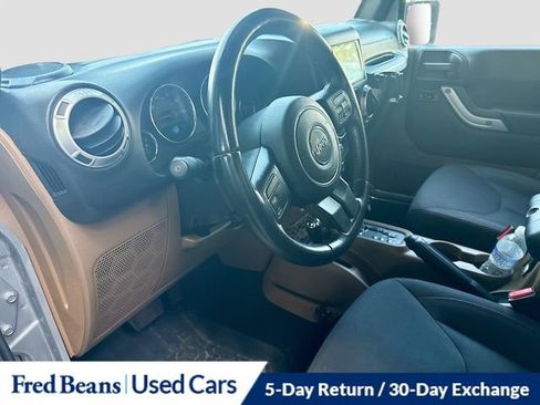 Used 2018 Jeep Wrangler Unlimited Sahara AWD/4WD image 9