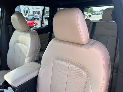 Used 2023 Jeep Grand Cherokee Limited w/ Luxury Tech Group II AWD/4WD image 15