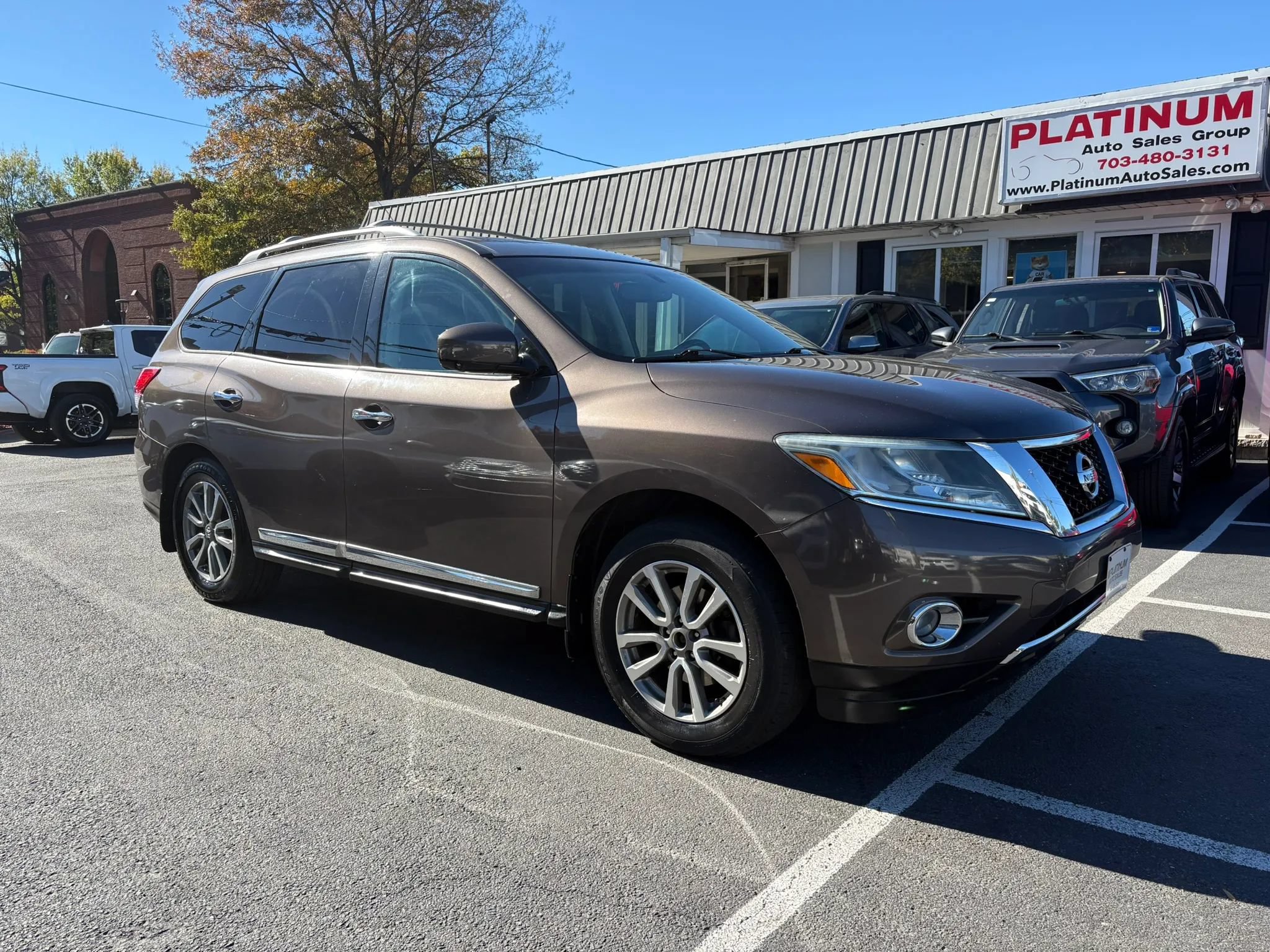Used 2015 Nissan Pathfinder SL w/ SL Premium Package FWD image 1