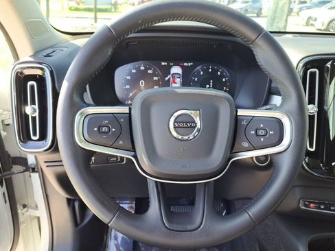 Used 2021 Volvo XC40 T5 Momentum w/ Climate Package image 17