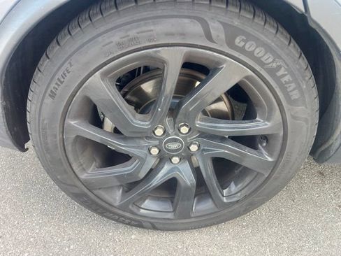 Used 2022 Land Rover Discovery S AWD/4WD image 4