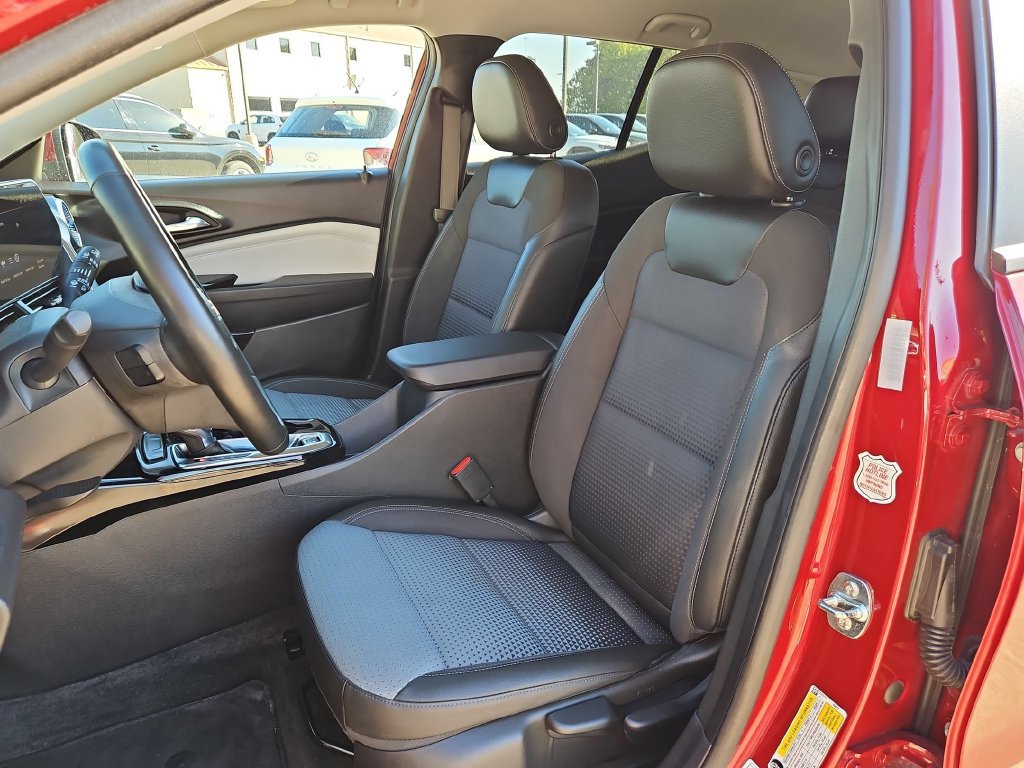 Used 2025 Chevrolet Trax LT w/ LT Convenience Package FWD image 25