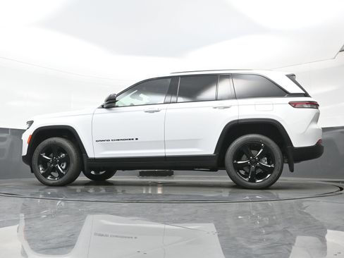 New 2025 Jeep Grand Cherokee Altitude image 12