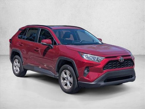 Used 2021 Toyota RAV4 XLE w/ Convenience Package FWD image 3