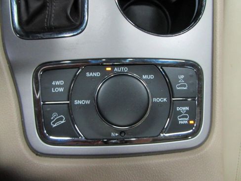 Used 2019 Jeep Grand Cherokee Overland AWD/4WD image 32