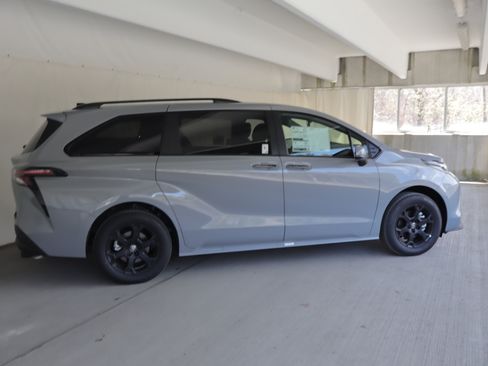 New 2026 Toyota Sienna XLE Woodland Edition AWD/4WD image 7