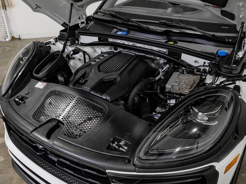 Used 2024 Porsche Macan AWD/4WD image 41