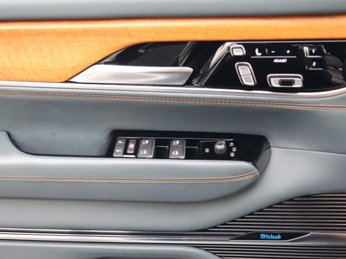 Used 2023 Jeep Grand Wagoneer Series III image 12